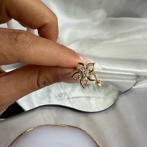 Unique anthro Gold Floral Ring with Crystals - Picture 6 of 10
